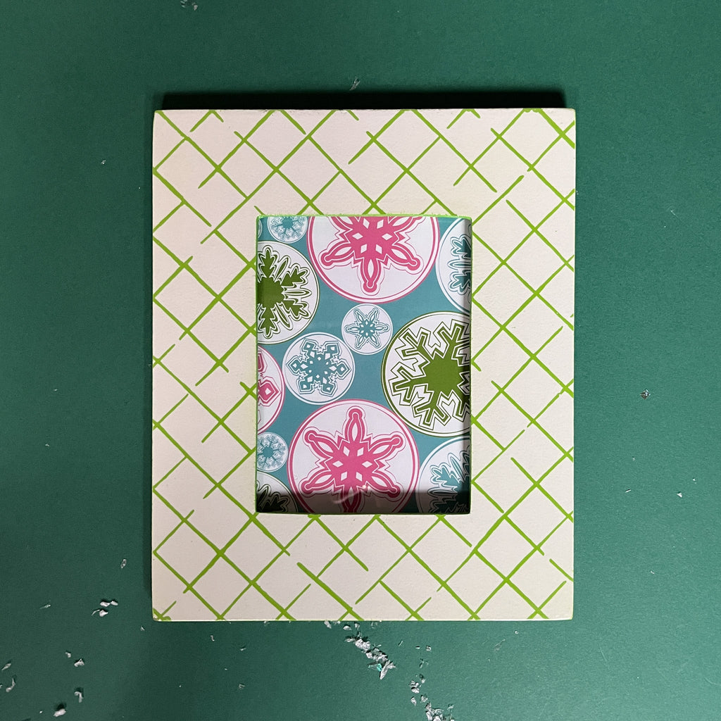 Hand-Painted Patterned 8 x 10 Frame - Bahama Court Green Trellis