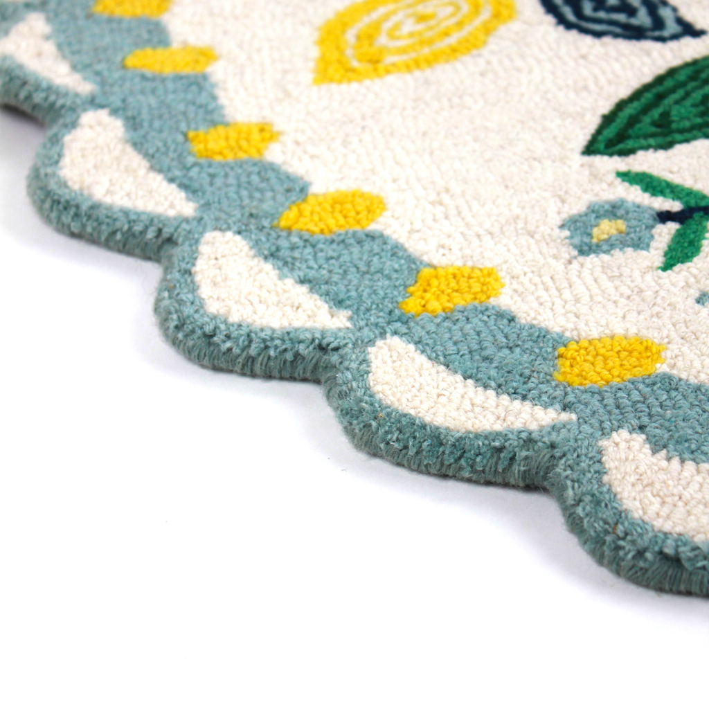 White Scalloped Oval Hooked Wool Strawberry Accent Rug