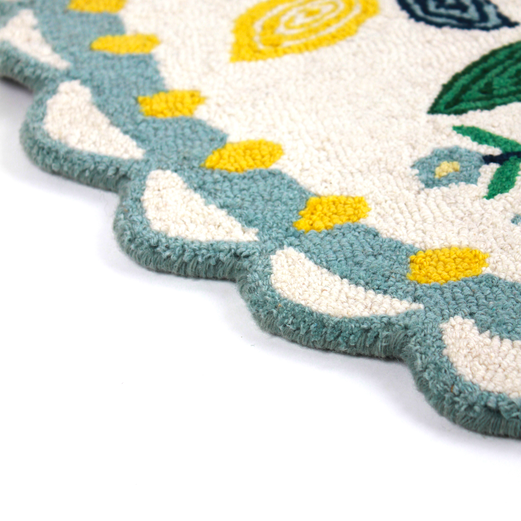 White Scalloped Oval Hooked Wool Strawberry Accent Rug
