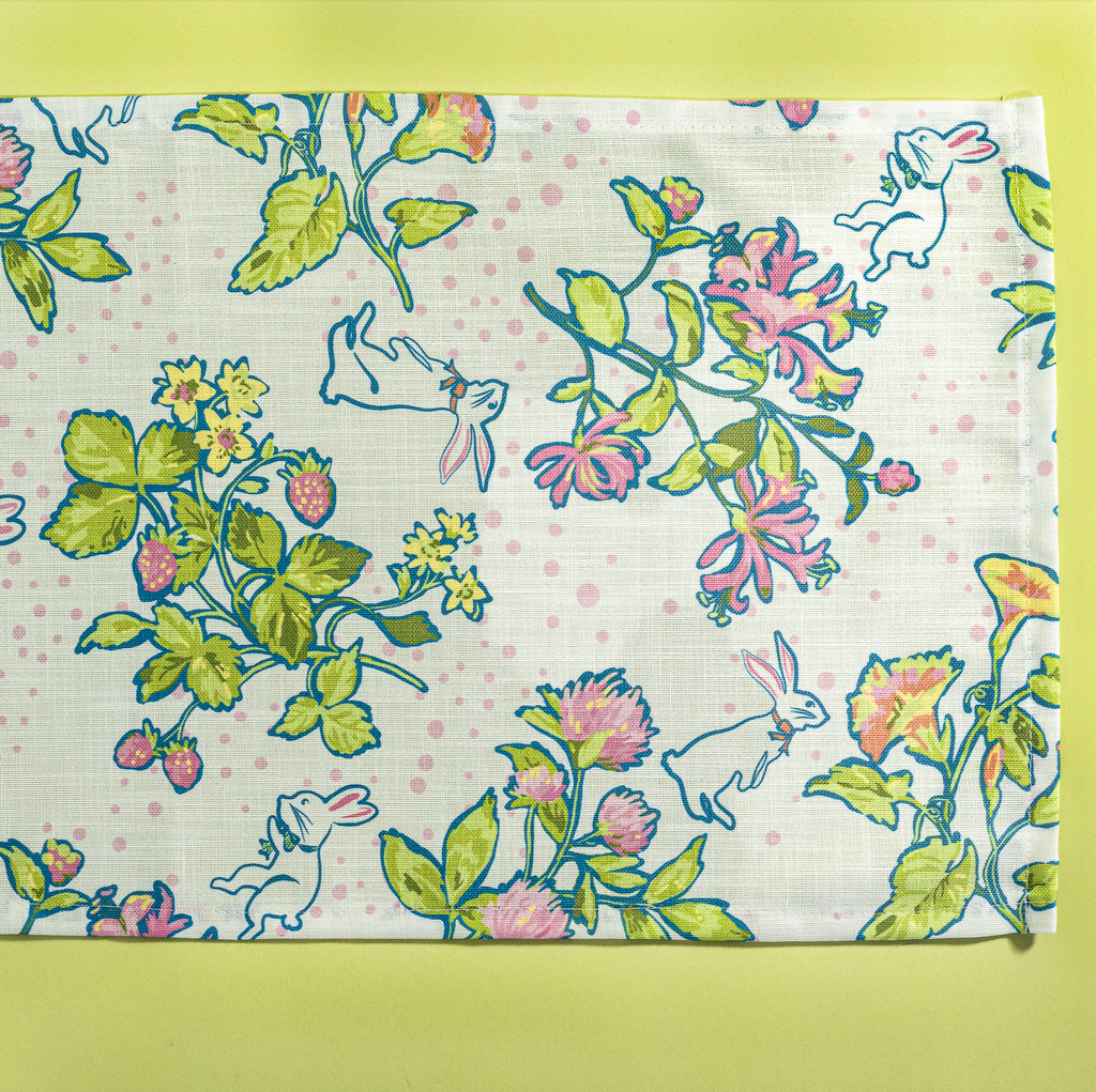 Spring Strawberry Print Cloth Table Runner - Multicolor